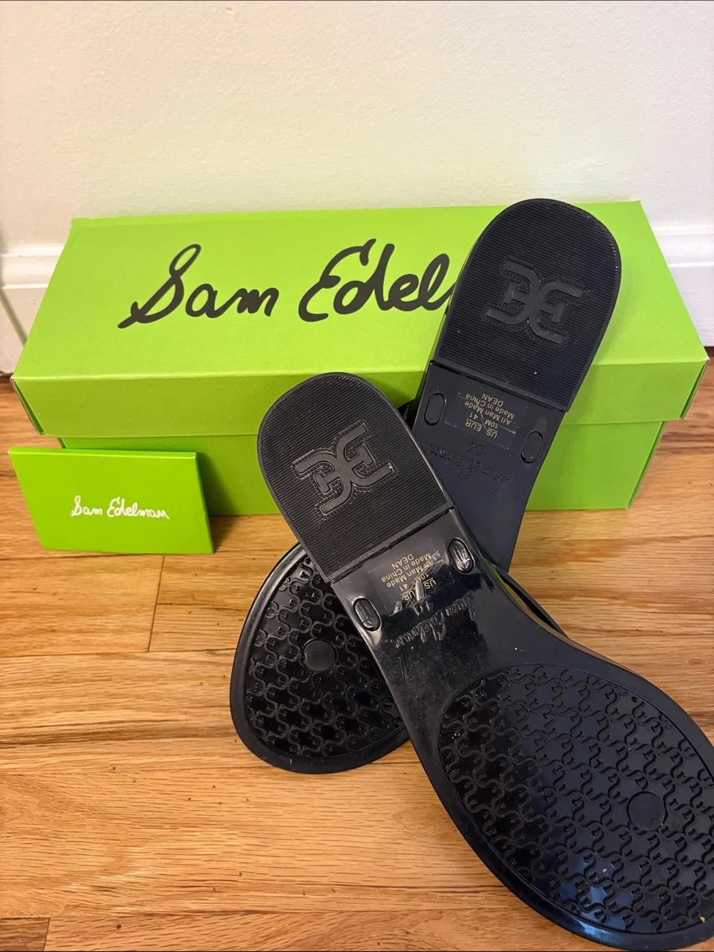 NWT Sam Edelman Black and Gold Script Jelly Flip Sandals Size 10 - Picture 4 of 7